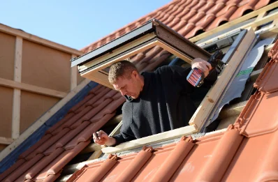 Pose de fenêtres de toit Velux à l'Hôpital-sous-Rochefort